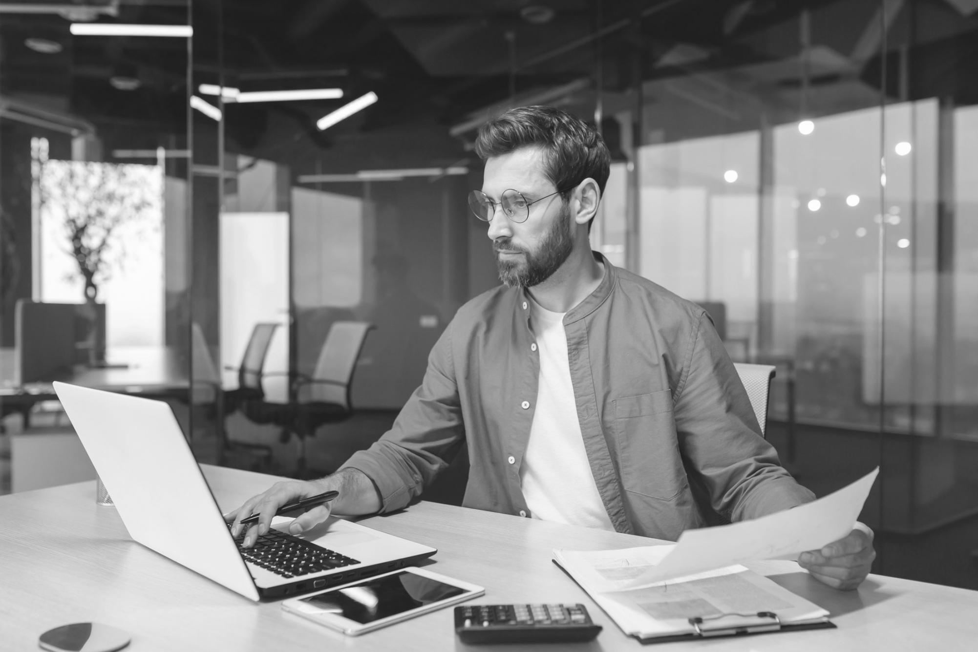 Freelancer planujący nieregularne dochody z pomocą AI
